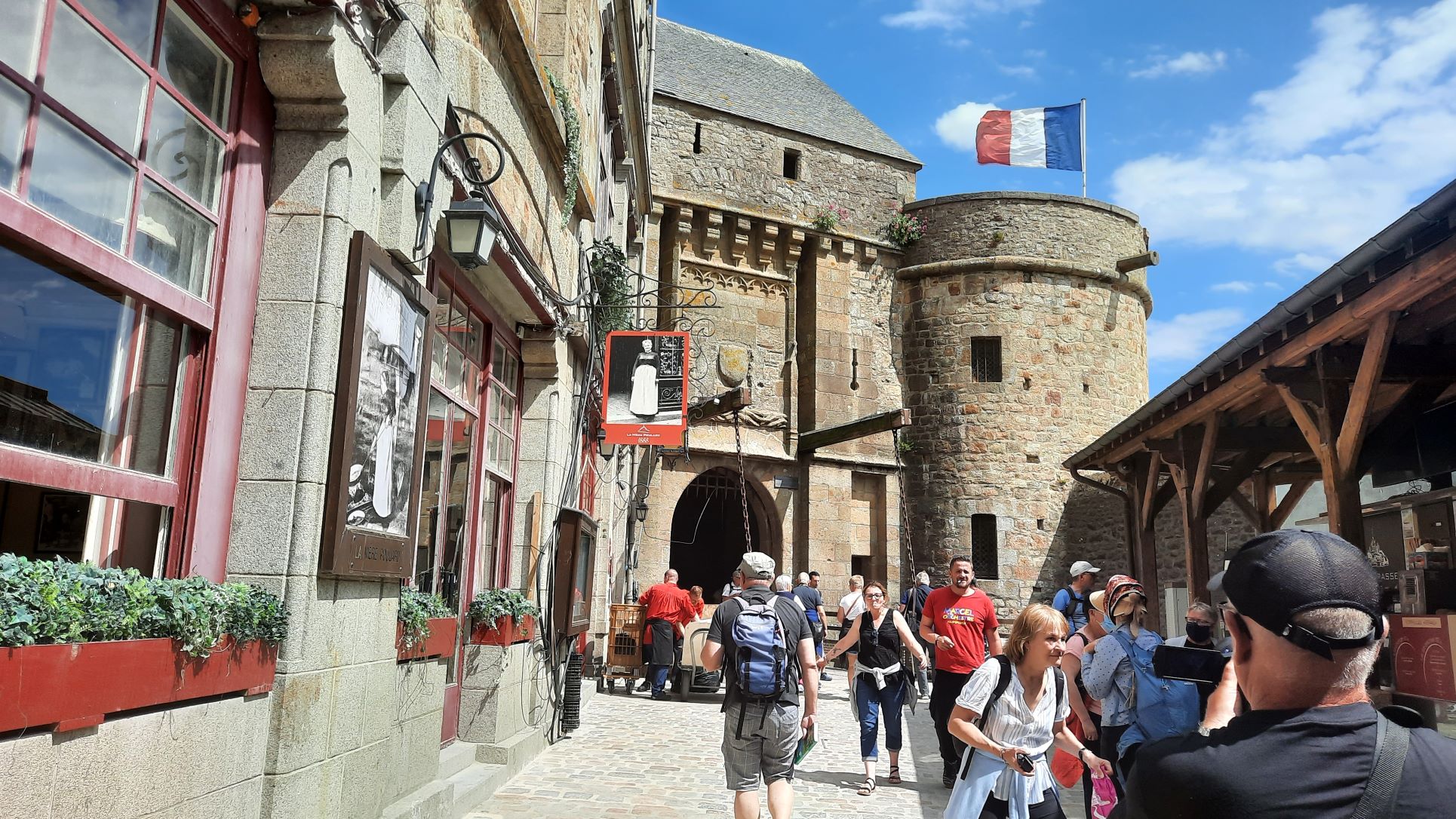 Entree Village Mont Saint Michel Mere Poulard Kaleid Ouest Créateur De Vos Voyages 1120